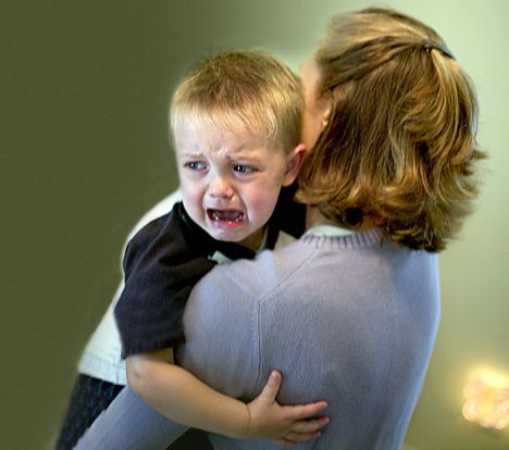 Frustración niño con su madre
